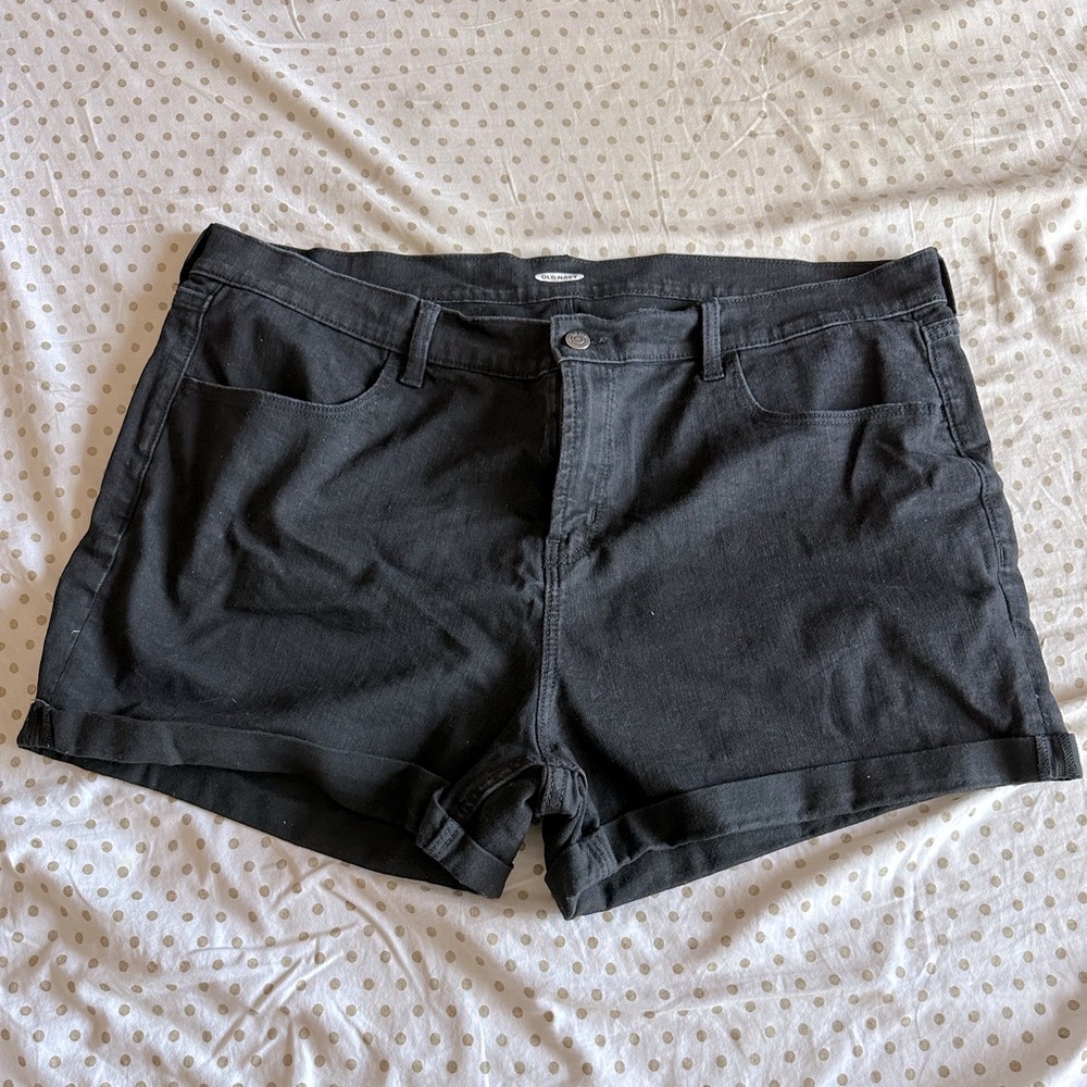 Old Navy black cuffed denim shorts. Size 20